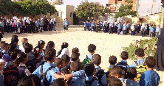بالصور.. محافظ شمال سيناء يوزع الحلوى على التلاميذ بالعريش