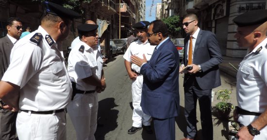 بالصور .. مدير أمن الإسكندرية يتابع الحالة المرورية أمام الكليات والمدارس