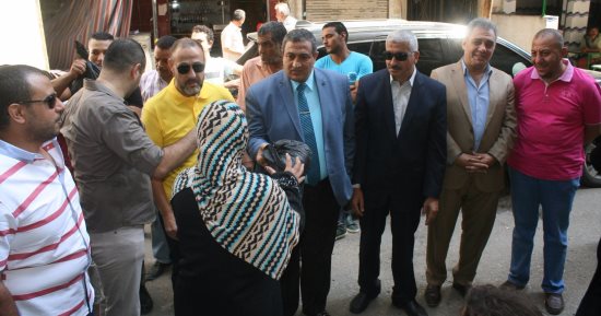 محافظة القاهرة توزع مواد غذائية مجانية على الفقراء من أهالى الشرابية