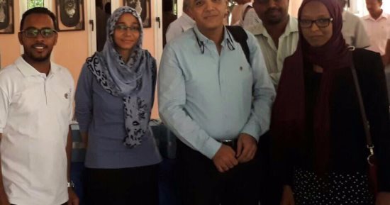 مدير مركز غنيم للكلى يجرى جراحات دقيقة لأطفال بالسودان 