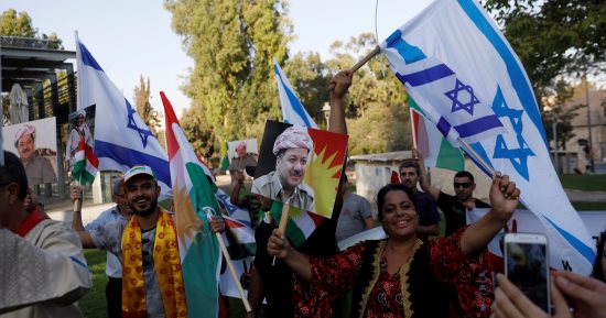 بالصور.. تظاهر عشرات الإسرائيليين بالقدس دعما لاستفتاء كردستان
