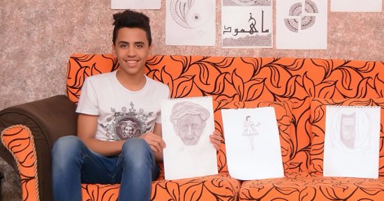 محمود عصام يبرع فى رسم لوحاته بالفحم والرصاص عن الوجوه