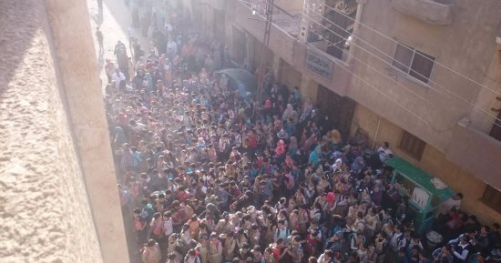 بالصور.. طلاب مدرسة وروره ببنها يؤدون طابور الصباح فى الشارع لعدم وجود حوش