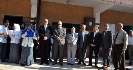 بالصور .. محافظ القليوبية ووكيل التعليم يؤديان تحية العلم بـ"بنها الثانوية بنات"