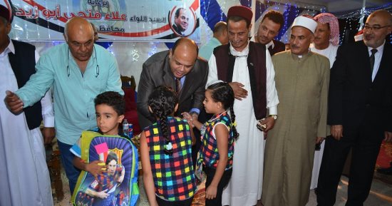 بالصور .. محافظ مطروح يوزع ملابس وأدوات مدرسية على 600 طفل يتيم