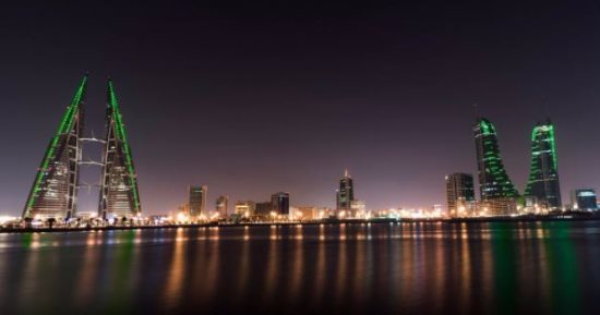 بالصور.. البحرين تكتسى باللون الأخضر احتفالا باليوم الوطنى السعودى