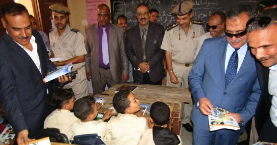 بالصور .. مدير أمن سوهاج يوزع كراسات وجداول على طلاب المدارس بالقرى والمدنية