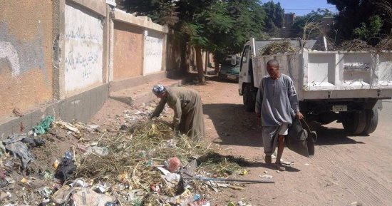 بالصور .. رفع المخلفات والتراكمات من أمام المدارس والشوارع بمدينة طما