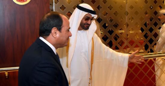 بالصور.. محمد بن زايد فى مقدمة مستقبلى الرئيس السيىسى لدى وصوله مطار أبو ظبى 
