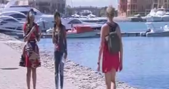 بالفيديو.. سائحة تمر أمام كاميرا "ست الحسن".. وشريهان أبو الحسن: بنزغرد لما بنشوفهم
