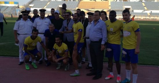  بالصور.. مدير أمن الإسماعيلية يصافح  لاعبى الإسماعيلى قبل ودية سيراميكا 