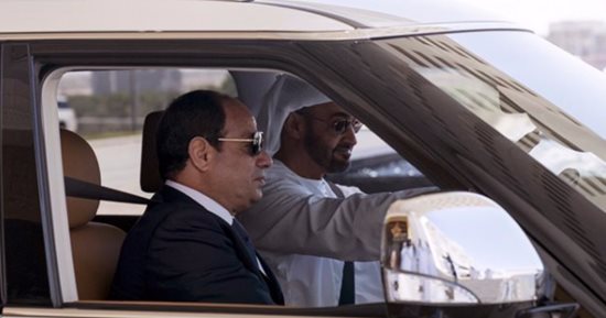 لقطة اليوم.. محمد بن زايد يقود سيارته بصحبة الرئيس السيسي فى جولة بأبوظبى