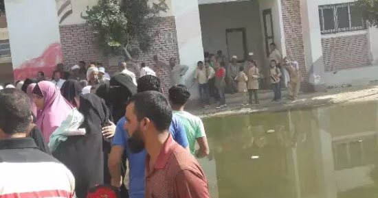 شكوى من طفح مياه الصرف الصحي بفناء مدرسة "الخاشعة" بكفر الشيخ