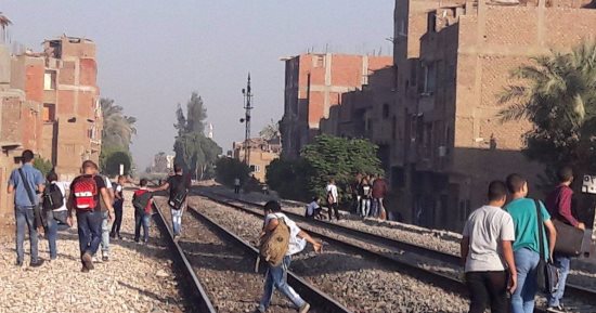 بالصور .. مواطنون يشكون غياب كوبري مشاة في قنا يحمي أطفالهم من القطار