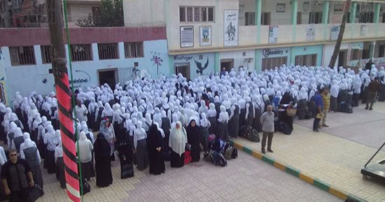 بالصور.. انتظام الدراسة ومنع أولياء أمور من صعود سور مدرسة بكفر الشيخ