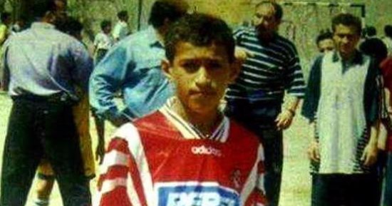 شاهد أحمد تمساح مرتدياً قميص الأهلى فى مرحلة الصغر