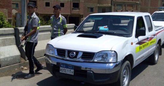 بالصور.. المرور تشن حملات على الطرق لفحص إطارات السيارات لمنع الحوادث 