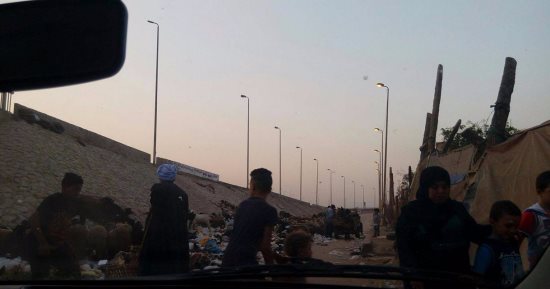 قارئة تشكو القمامة بمطلع كوبرى الدائرى فى صفط اللبن