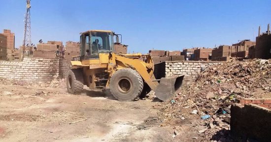 بالصور .. تنفيذ 7 قرارات إزالة ورفع 150 طن قمامة بحى غرب سوهاج