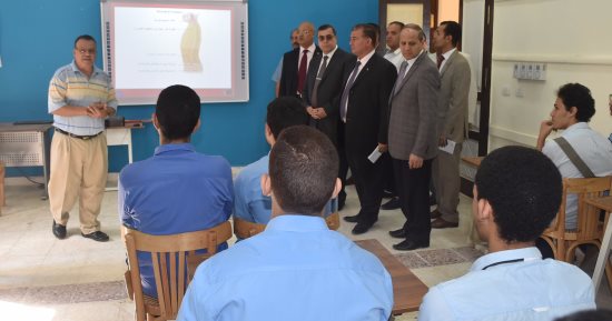 محافظ الفيوم يتفقد مدرستى جمال عبد الناصر و عائشة حسانين