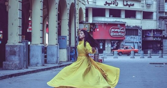 والله ماطعلت شمس ولا غربت.. آية دارت عكس اتجاه قلبها فرقصت معها شوارع وسط البلد