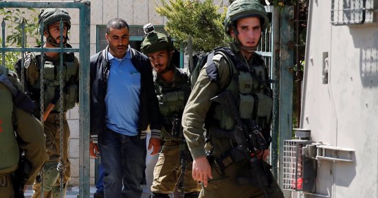 قوات الاحتلال تعتقل فلسطينيًا من مدينة الخليل بالضفة الغربية
