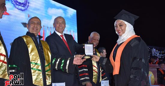 بالصور.. الأكاديمية العربية بأسوان تحتفل بتخريج دفعة جديدة بحضور المحافظ