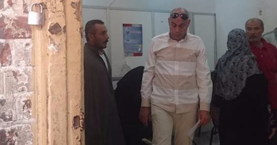  رئيس مدينة المحلة يتنكر فى شخصية مريض لمتابعة العمل بمستشفى الرمد.. ويكشف: طبيبة العيون كشفت علىّ بكشاف الموبايل.. الباعة الجائلون يعرضون بضاعتهم على الممرضات أثناء العمل.. وفتح تحقيق وإحالة المقصرين للنيابة