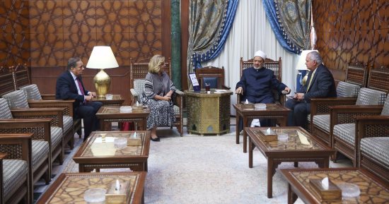 شيخ الأزهر يستقبل مشيرة خطاب.. ويؤكد: جديرة بتولى المنصب الأممى الرفيع