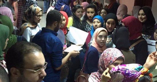 بالصور.. طلاب صيدلة الأهرام الكندية يحتجون على زيادة المصروفات