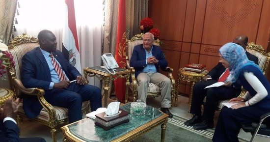 بالفيديو..محافظ بورسعيد يروج للاستثمارات خلال استقباله وفد بوروندى