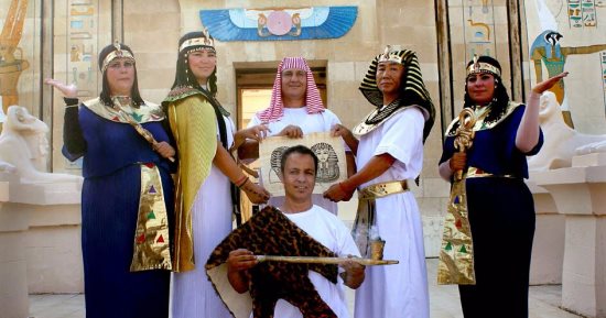 القرية الفرعونية تحتفل باليوم العالمى للسياحة بتتويج ملكات الجمال