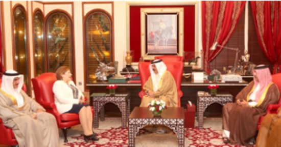 ملك البحرين يتسلم دعوة الرئيس السيسى لحضور المنتدى العالمى للشباب