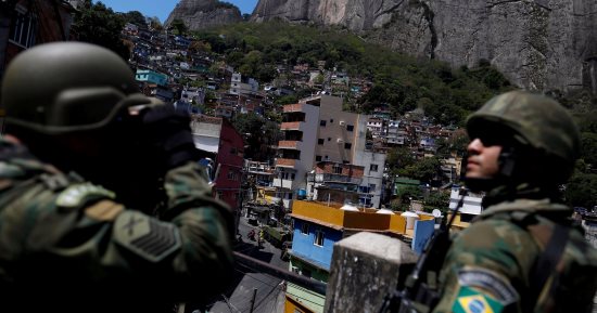 شرطة البرازيل تطلق عملية واسعة لمكافحة عصابة في الأحياء الفقيرة من ريو دي جانيرو