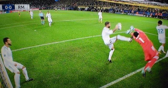 بالفيديو.. راموس يبعد الكرة بيده والحكم يتغاضى عن ركلة جزاء لدورتموند