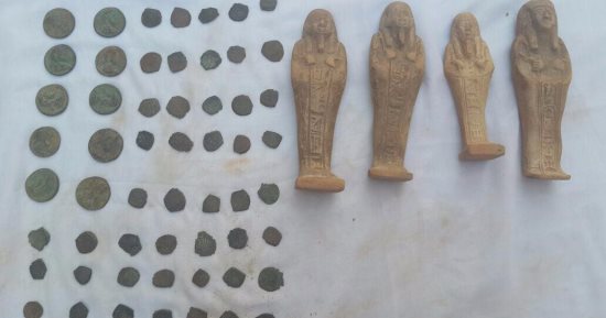بالصور .. الداخلية تضبط 4 تماثيل و60 عملة أثرية قبل تهريبها بأسيوط 