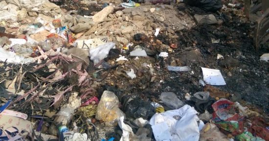القمامة تحاصر مدرسة عبد الرحمن بن عوف بجسر السويس