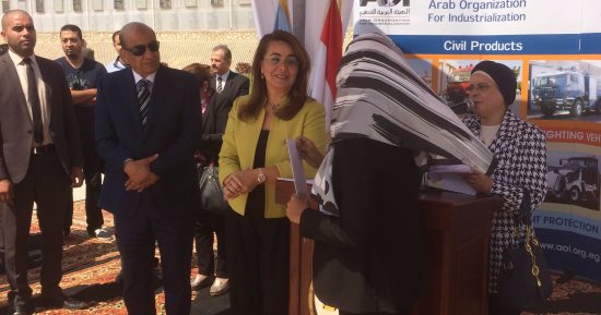 بالصور .. غادة والى تسلم سيارات كسح بيارات وجمع قمامة لجمعيات تنمية المجمتع