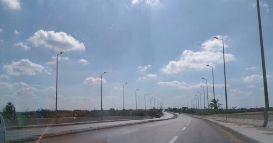 قارئ يرصد إضاءة أعمدة الإنارة نهارا بالطريق الدولى "إسكندرية – رشيد"