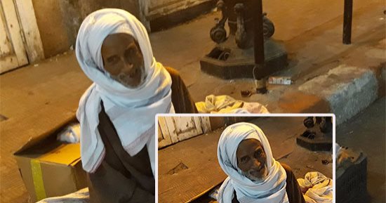 جحود الأبناء مع والدهم.. حكاية عم سيد رفضت بناته الخمس العيش معه رغم تجاوزه 80 عاما.. الأب: "بناتى مستحملونيش فمشيت بكرامتى أبيع مناديل بالشارع.. أنا عندى السكر والشتاء داخل عليا ونفسى حد يدخلنى دار مسنين"