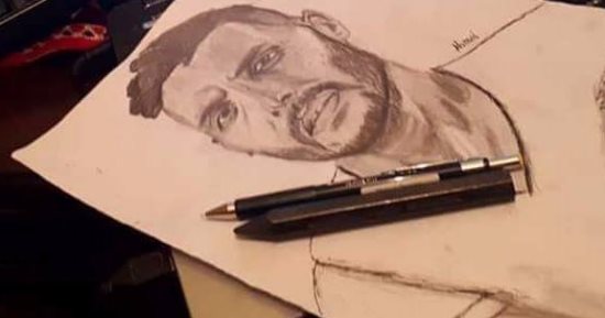 طالب يشارك برسومات فنية باستخدام الرصاص والفحم وألوان خشب