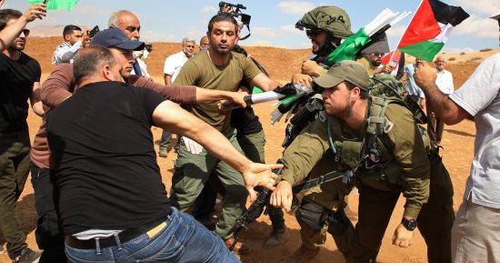 جنود الاحتلال الإسرائيلى يلتقطون صورا لهم أثناء تنكيلهم بأسيرين شقيقين