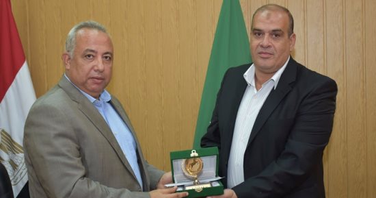 محافظ الشرقية يكرم مسئولي مياه الشرب و الابنية التعليمية تقديرا لجهودهم