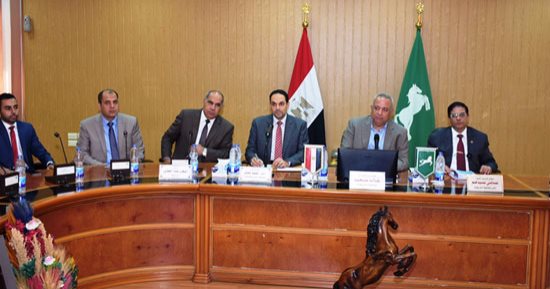 رئيس "التنظيم والإدارة" لموظفى الشرقية المحتجين: العقود الجديدة ضمانة لحقوقكم