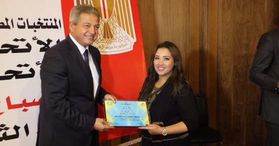وزير الرياضة يٌكرم محررة اليوم السابع