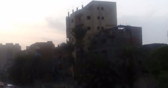 عقار مائل بالفسطاط مكون من 8 أدوار.. والمحافظة: ستتم إزالته