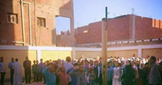 بالصور.. تحية العلم بدون "علم" فى مدرسة العساكرة بالشرقية