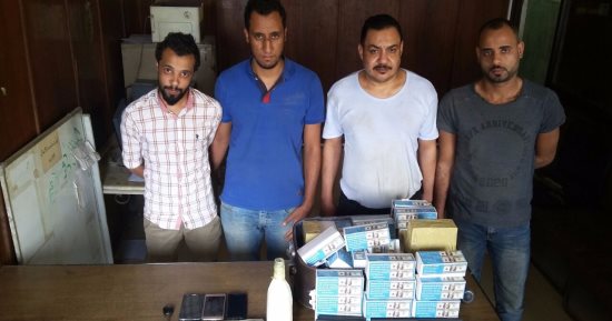 سقوط عصابة " توليد الدولارات" تزعم قدرتهم على تحويل الأوراق إلى دولارات 