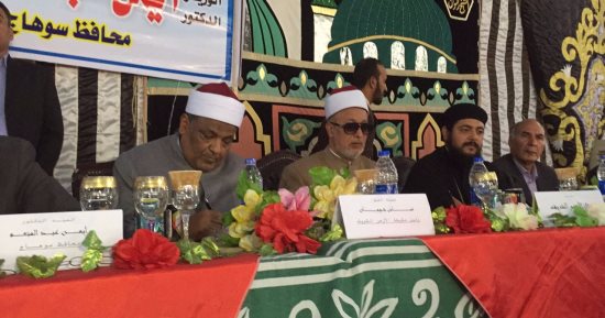 بالصور..وكيل الأزهر ومحافظ سوهاج ومدير الأمن ينهون خصومة ثأرية عمرها 32 عاما