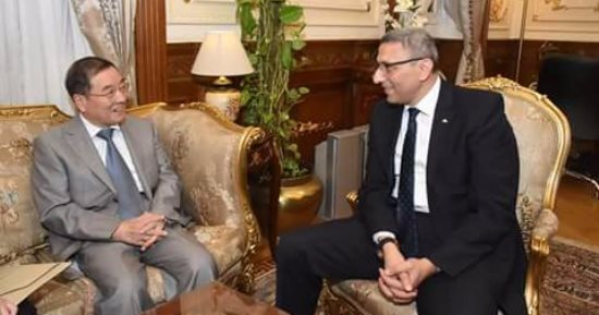 بالصور.. سفير بكين بالقاهرة يجدد الدعوة لـ"عبد العال" لزيارة البرلمان الصينى